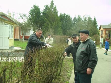 Земляцька толока у Пирогово ( п. заст.Міністра сільськогосподарства не втрачені(В.Пабат).Допомагають П.Назимко та М.Ігнатенко.jpg)